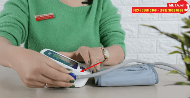 Cắm giắc vòng bít vào máy Omron HEM 8712