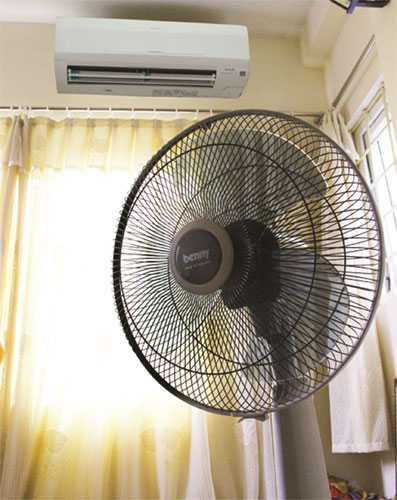 Dùng kết hợp quạt điện trong phòng điều hòa