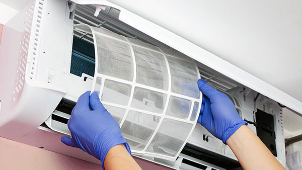 Vệ sinh tấm lọc của máy lạnh Sharp định kỳ