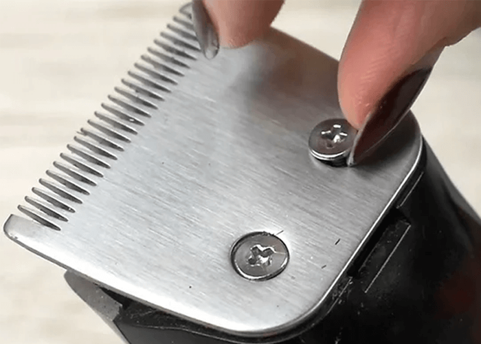 Tháo lưỡi tông đơ ra khỏi máy