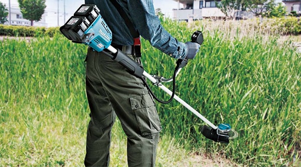 Máy cắt cỏ cần cứng điều khiển linh hoạt với tay cầm chữ U