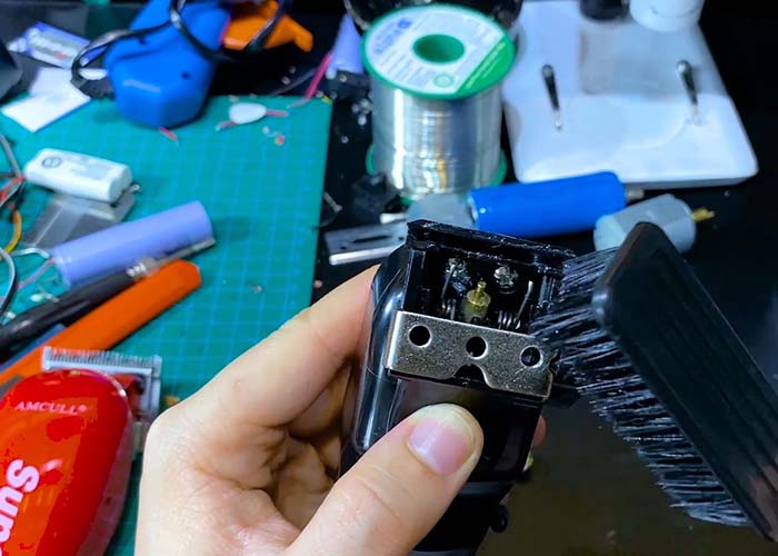 Lắp lại các bộ phận sau khi vệ sinh tông đơ