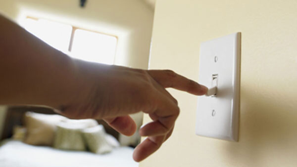 Bật điều hoà Nagakawa không cần điều khiển: Sử dụng cầu dao điện riêng cho máy lạnh