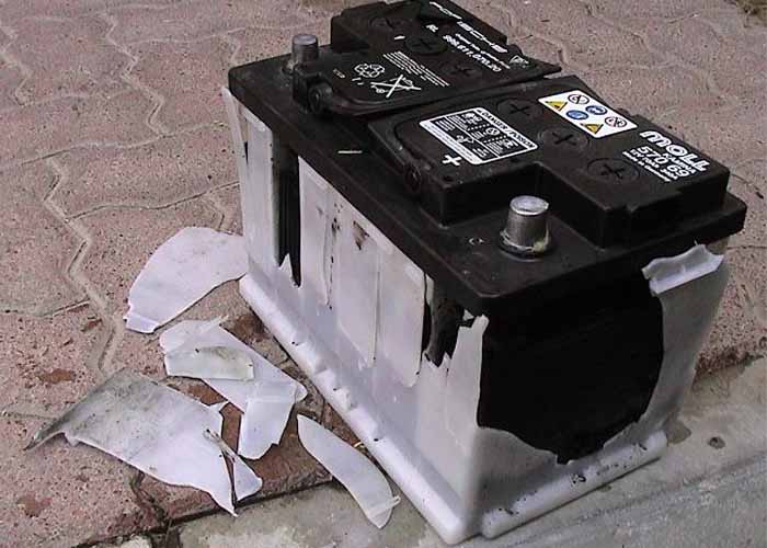 Sử dụng máy hàn để sạc điện cho ắc quy rất dễ xảy ra cháy nổ hoặc hỏng hóc