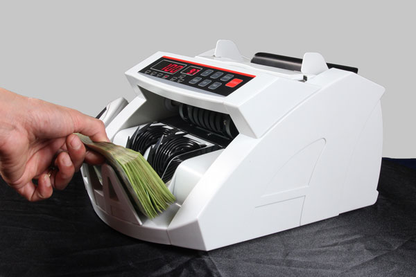 Máy đếm tiền có soi được tiền giả không?