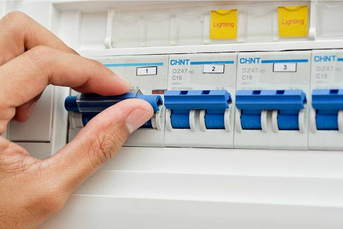 Ngắt cầu dao điện trước khi tiến hành vệ sinh máy lạnh Nagakawa
