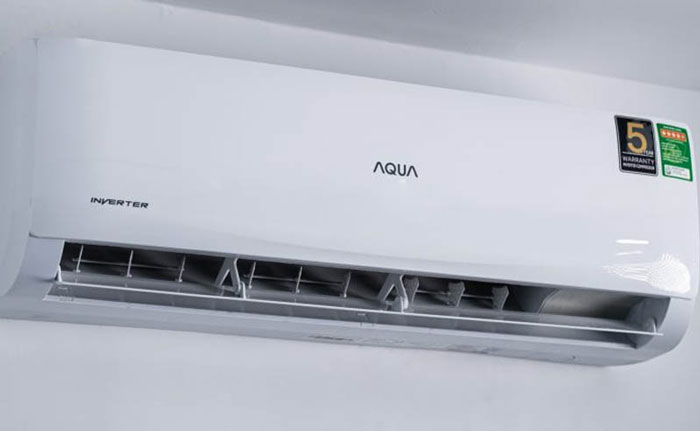 Nút nguồn máy lạnh AQUA thường nằm bên dưới mặt nạ dàn lạnh.