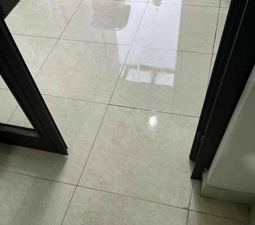 Lạm dụng máy phun sương tạo ẩm gây tụ nước sàn nhà