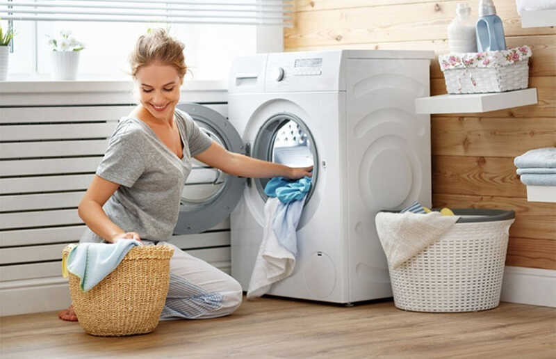 Bỏ quần áo vào lồng giặt