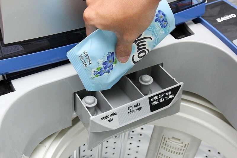 Cho chất giặt tẩy quần áo vào máy giặt