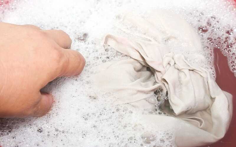 Nên ngâm quần áo trước khi giặt bằng tay
