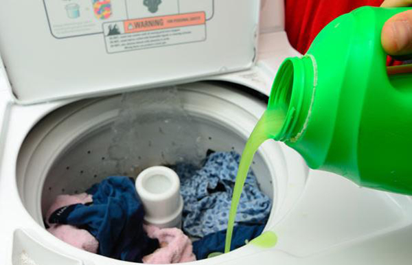 Nguyên nhân quần áo giặt máy bị vệt trắng