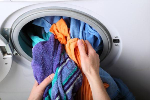 Cách hạn chế cặn bột giặt bám trên quần áo