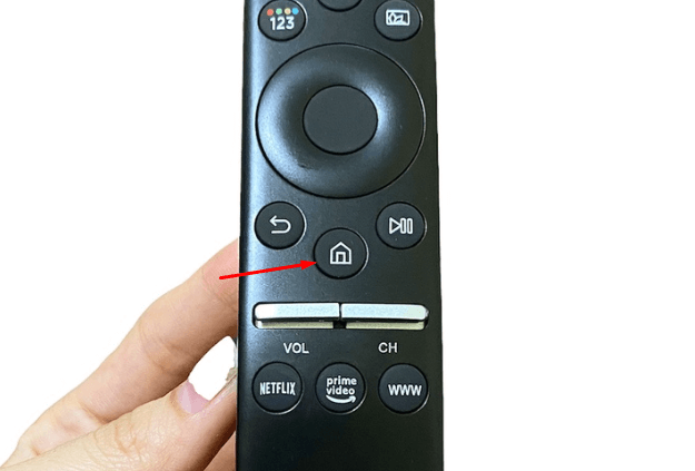 Nhấn vào nút có hình ngôi nhà trên remote của tivi để về giao diện màn hình chính