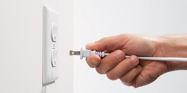 Kiểm tra dây nguồn, ổ cắm điện để sửa lỗi máy chiếu không lên hình