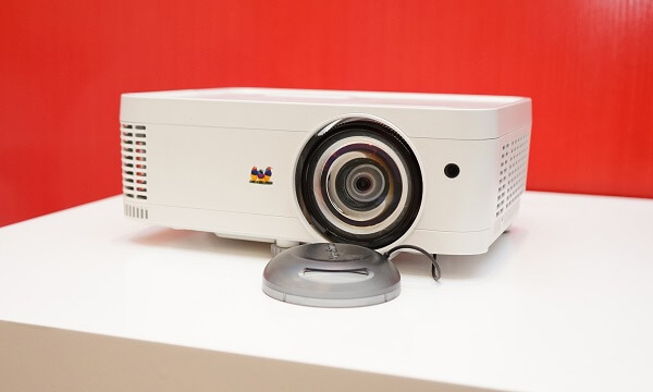 Mở nắp đậy ống kính để khắc phục lỗi máy chiếu không lên hình 