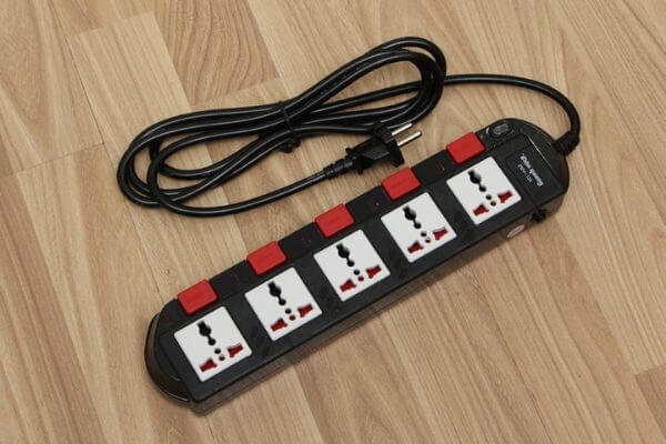 Dùng ổ điện 3 chấu để khắc phục máy giặt bị rò điện