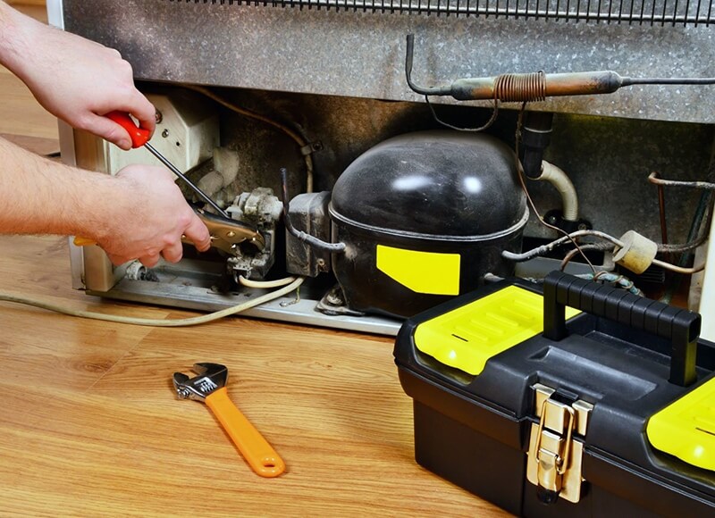 Bơm gas tủ lạnh để sửa lỗi tủ lạnh làm mát kém