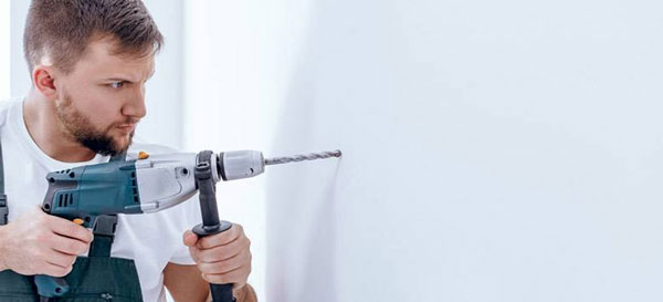Tốt hơn hết vẫn nên sử dụng máy khoan để khoan tường.