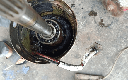 Vệ sinh vòng bi để sửa lỗi máy bơm nước bị nóng
