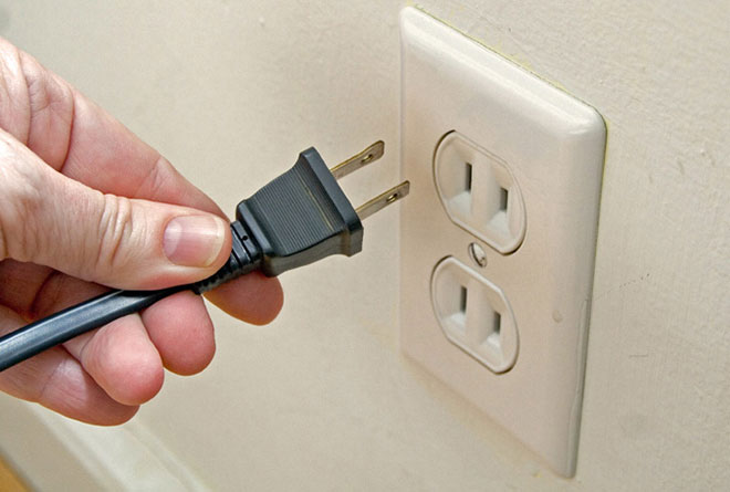 Rút nguồn tivi LG rồi cắm lại