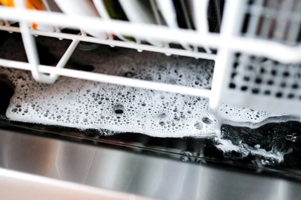 Nguyên nhân máy rửa chén bát bị đọng nước