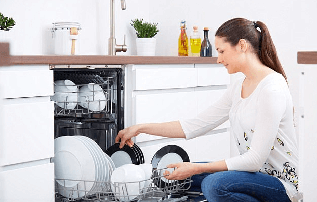 Do lấy bát đĩa ra khỏi máy quá sớm