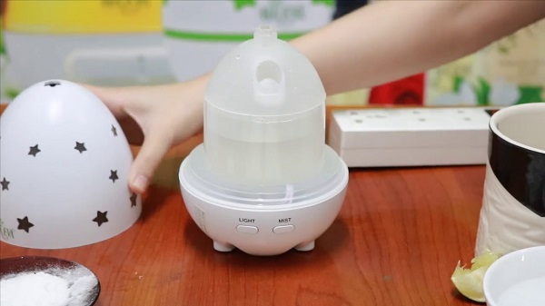 Mở nắp máy để vệ sinh máy xông tinh dầu