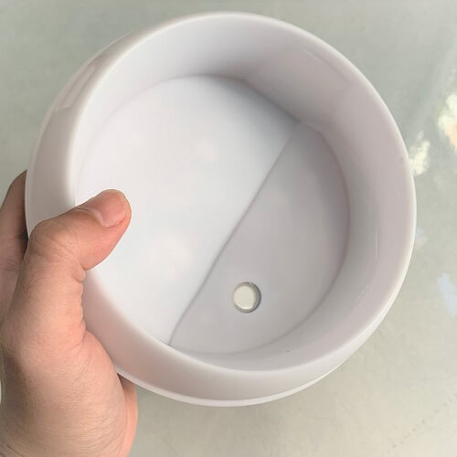 Đổ lượng nước thừa trong máy xông tinh dầu