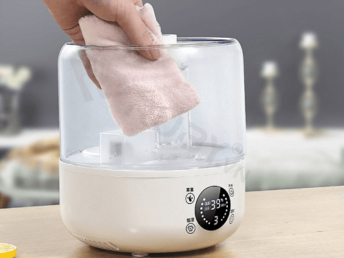 Lau sạch cả bên trong và bên ngoài của máy xông tinh dầu
