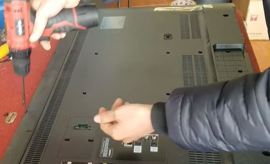 Cách xử lý tivi bị vô nước, vào nước hiệu quả nhất