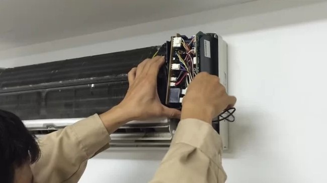 Nguyên nhân và cách sửa lỗi E4 cảm biến nhiệt độ điều hòa Midea