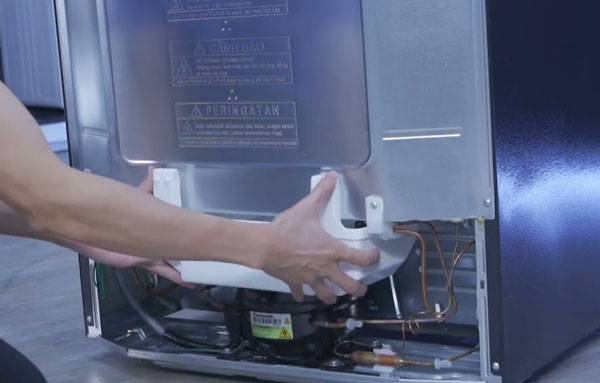 Cách sửa khay nước sau tủ lạnh bị tràn