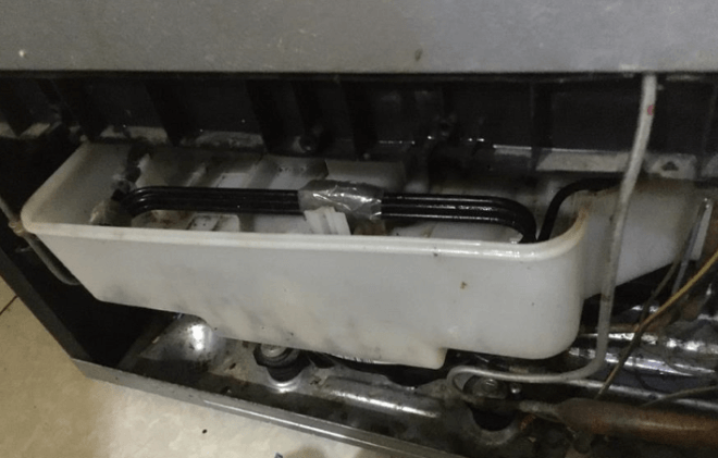 Khay nước sau tủ lạnh bị tràn là lỗi gì?