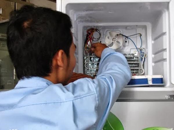 Tủ lạnh Hitachi không chạy do lỗi bộ phận xả đá