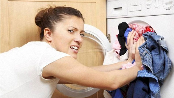 Máy giặt kêu cạch cạch, két két do lồng giặt bị nghiêng