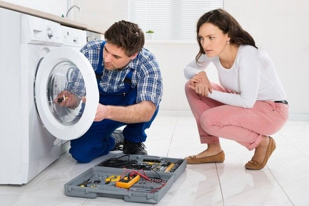 Máy giặt kêu lạch cạch khi vắt hoặc giặt do bị khô dầu