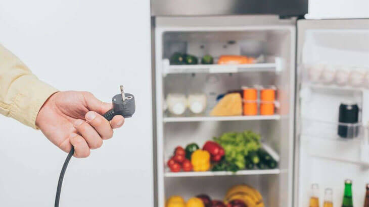 Bạn phải rút nguồn điện của tủ lạnh để đảm bảo an toàn trong quá trình sơn tủ lạnh