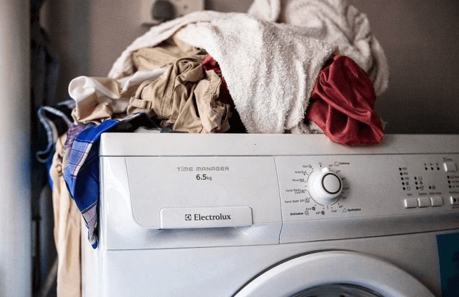 Do máy giặt bị quá tải hoặc lượng quần áo giặt quá ít