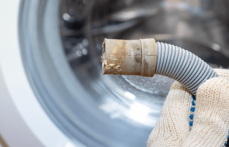 Do ống thoát nước của máy giặt bị tắc