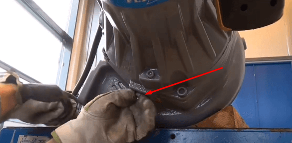 Tháo ốc ở vị trí lấy dầu ra