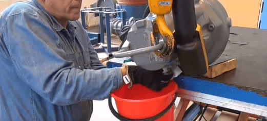 Chuẩn bị xô hứng dầu thừa và từ từ xoay ốc