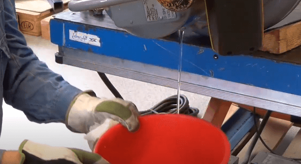 Lấy hết lượng dầu trong khoang chứa ra