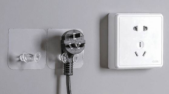Dùng móc treo tường để cố định dây nguồn máy giặt sau khi rút