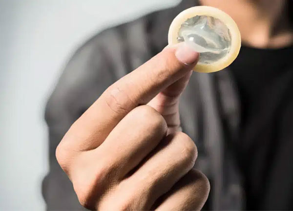 Có tình trạng quan hệ dùng bao bị tràn ra ngoài không?