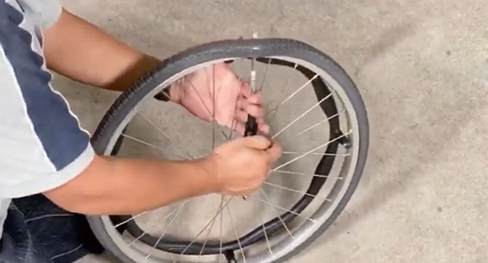 Cách thay bánh xe lăn thế nào?
