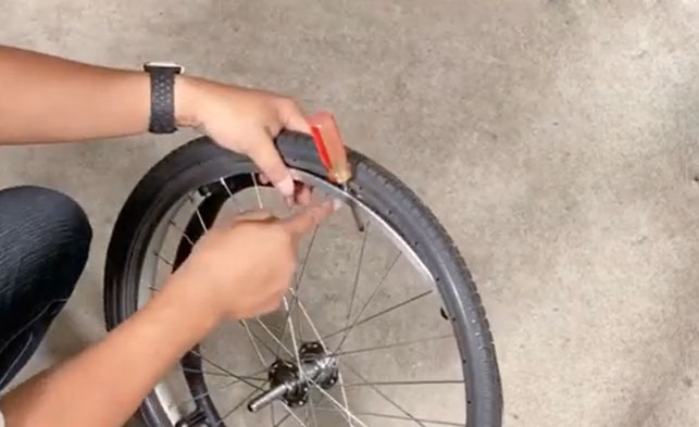Cách thay bánh xe lăn thế nào?