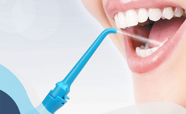 Đưa máy trong miệng để làm sạch