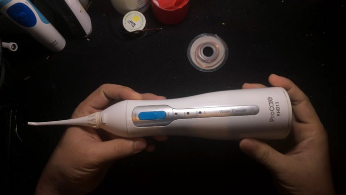 Thay pin cho máy tăm nước