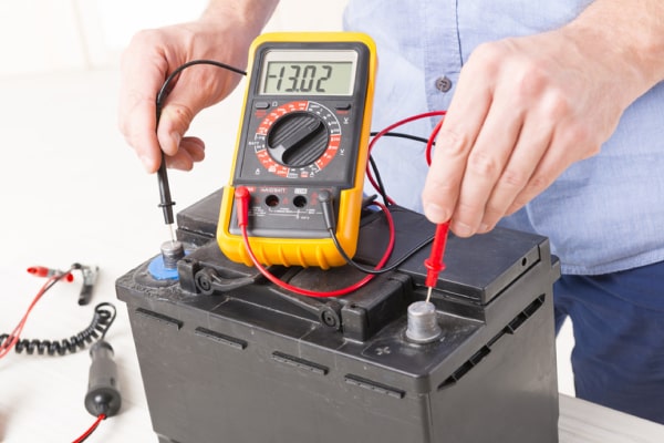Cách kiểm tra dung lượng bình ắc quy bằng Vôn kế